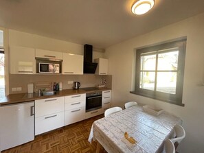 House | Private kitchen | Fridge, microwave, oven, stovetop - Captivating 2bedroom House in Terme Catez, Brezice (Brežice)