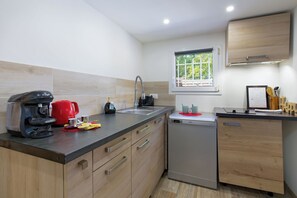Fridge, microwave, stovetop, dishwasher