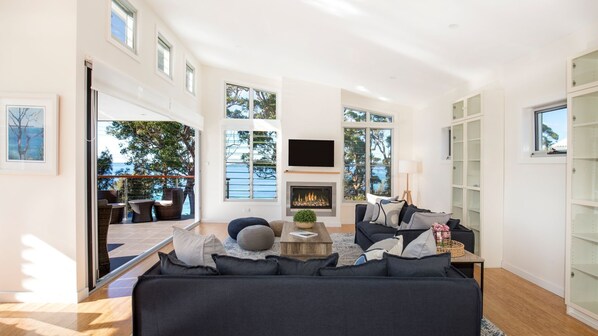 Een smart-tv en een open haard