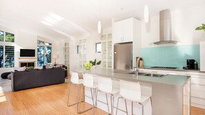 Réfrigérateur, lave-vaisselle, cafetière-théière