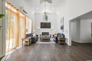 Een smart-tv, een open haard en een kantoor