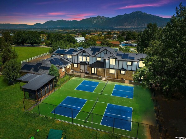 Sport court - Mansion Pickleball Courts XL 17’ HotTub & Mini ZOO (Bluffdale)
