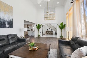 Smart TV, chimenea y oficina