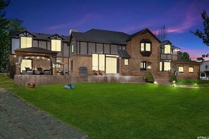 Exterior - Mansion Pickleball Courts XL 17’ HotTub & Mini ZOO (Bluffdale)