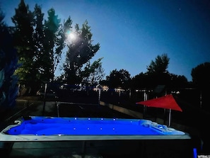 Outdoor spa tub - Mansion Pickleball Courts XL 17’ HotTub & Mini ZOO (Bluffdale)