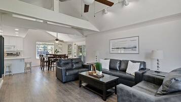 Smart TV, chimenea, oficina