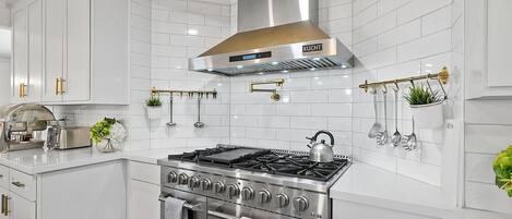 冷蔵庫、電子レンジ、オーブン、コンロ