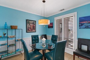 Dining - Penthouse 3 bed villa overlooking the World famous Harbour Town Yacht Basin (Hilton Head Island)