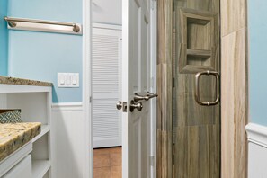 Shower, hair dryer, towels - Penthouse 3 bed villa overlooking the World famous Harbour Town Yacht Basin (Hilton Head Island)