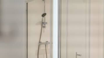 Douche, serviettes fournies
