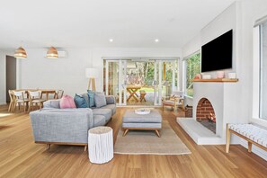 Fireplace - Fern-tastic Bay Stay (Rye)