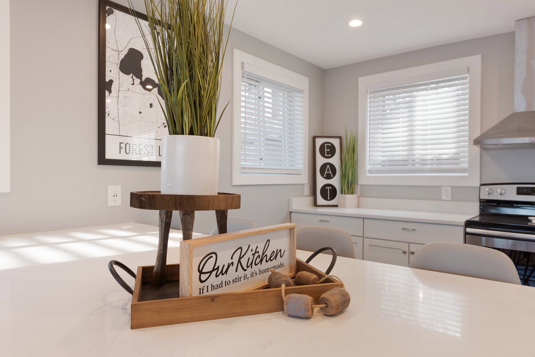 Una cocina moderna con una mesa de madera, un letrero que dice 