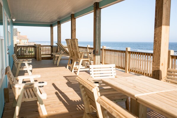 Terrace/patio - Family Winter Retreat w/ Private Pool On Beach v (Gilchrist)