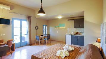 Trang trí khác biệt, trang bị nội thất với thiết kế riêng biệt, bàn