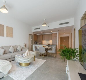 Appartement Deluxe | Coin séjour | TV connectée de 65 pouces avec chaînes par câble, télévision, Netflix