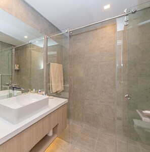 Deluxe Apartment | Bathroom | Separate bathtub and shower, hair dryer, slippers, towels - Marco Polo - Stunning 2 BR With Marina Views | Huge Pool & Gym (Dubai)