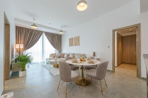 Appartement Deluxe | Coin séjour | TV connectée de 65 pouces avec chaînes par câble, télévision, Netflix