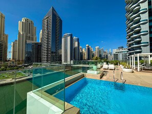 Outdoor pool - Marco Polo - Stunning 2 BR With Marina Views | Huge Pool & Gym (Dubai)