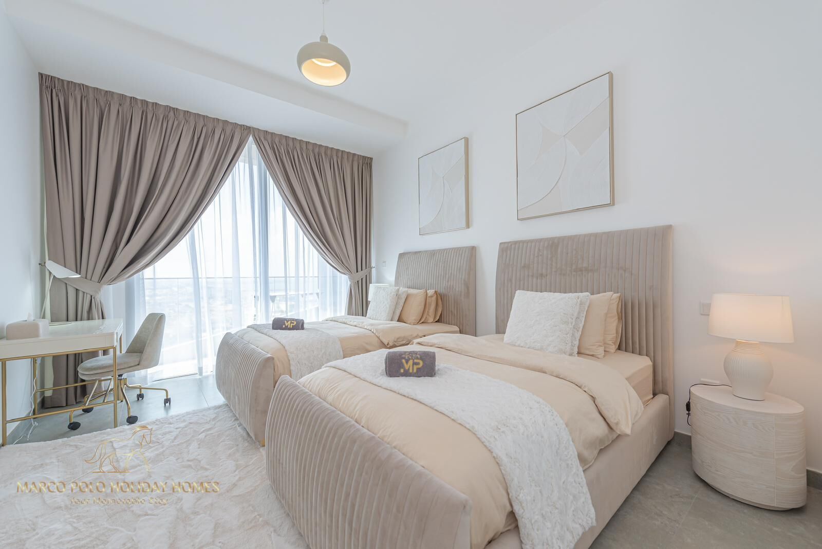 Une chambre d’hôtel avec deux lits, un bureau, une chaise et une lampe.