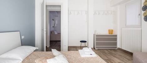 1 bedroom, bed sheets