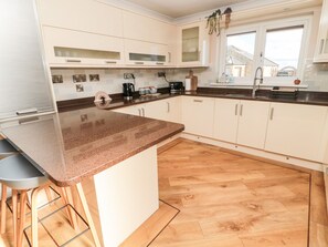 Dishwasher, cookware/dishes/utensils - The Croft (Alnwick)