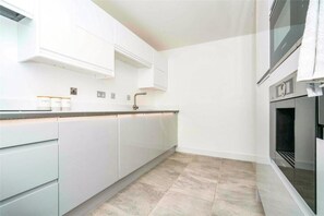 Private kitchen - Impeccable 2-bed Apartment Close to City Centre (Bath)