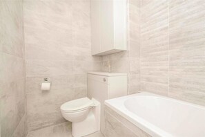 Departamento, 2 camas Queen size | Baño | Tina con regadera, tina profunda, secadora de cabello, toallas 