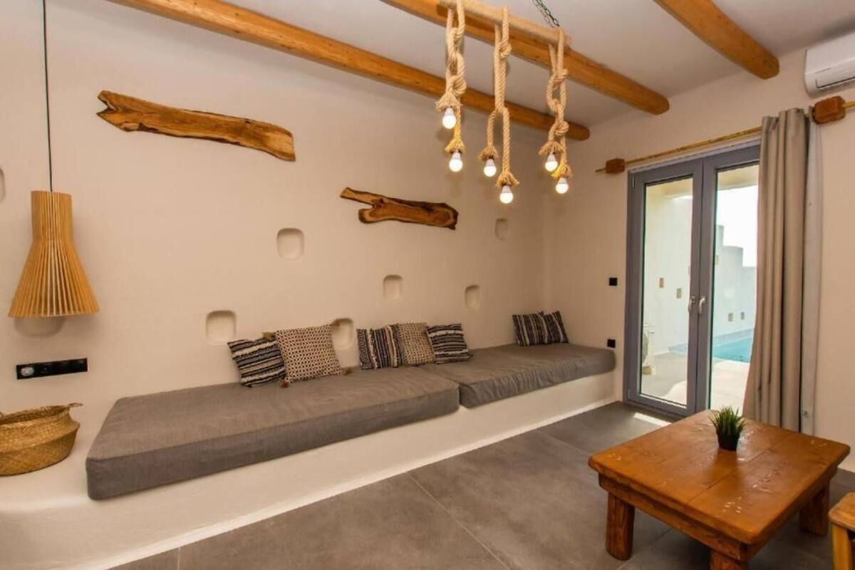 Villa – deluxe, 1 soverom | Oppholdsområde | En 40-tommers smart-TV med Parabol-TV samt TV