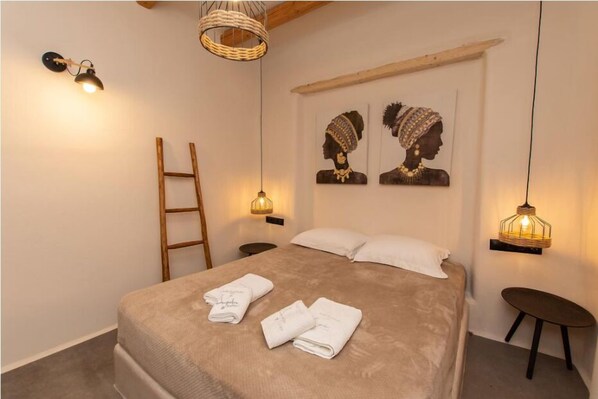 4 عدّة غرف نوم وأغطية فراش متميزة وخزنة داخل الغرفة وستائر تعتيم