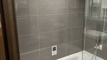 Apartment, 1 Queen Bed | Bathroom | Combined shower/bathtub, deep-soaking bathtub, towels