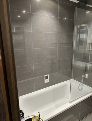 Apartemen, 1 Tempat Tidur Queen | Kamar mandi | Kombinasi shower/bathtub, bathtub besar,  dan handuk