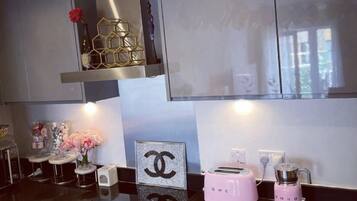 Apartment, 1 Queen Bed | Private kitchen | Fridge, microwave, oven, stovetop