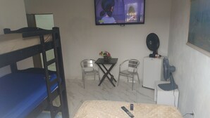 مساحة عمل للكمبيوتر المحمول وستائر تعتيم وواي فاي مجانًا