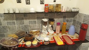 بوفيه فطور مجانًا يوميًا