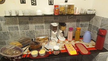 Café da manhã com buffet grátis todos os dias