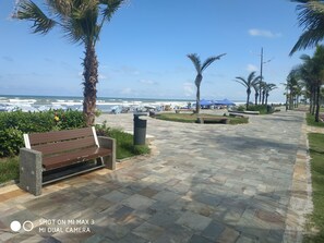 En la playa, sillas reclinables de playa, vóleibol de playa