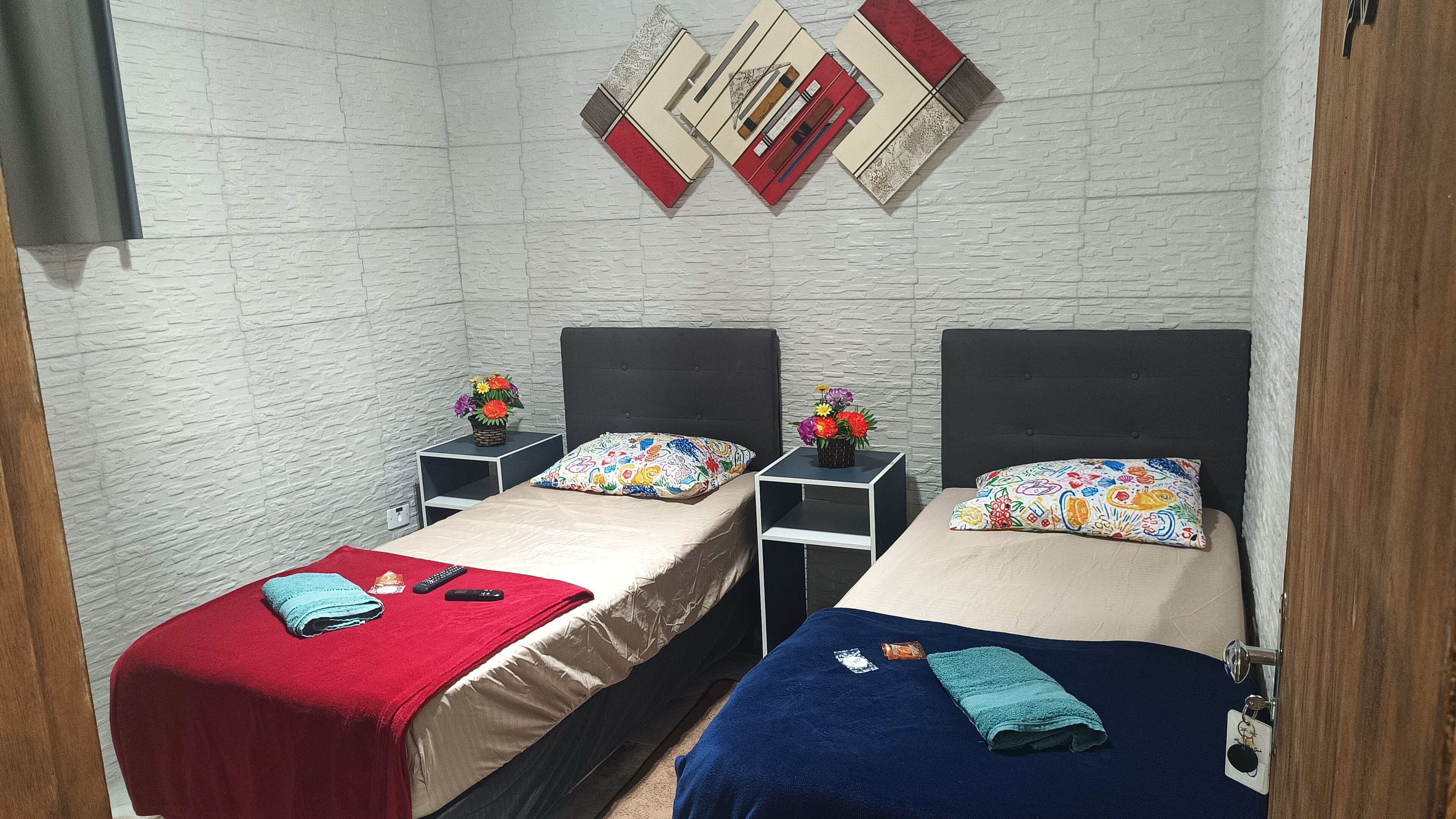 Habitación estándar | Decoración personalizada y espacio para trabajar con laptop 