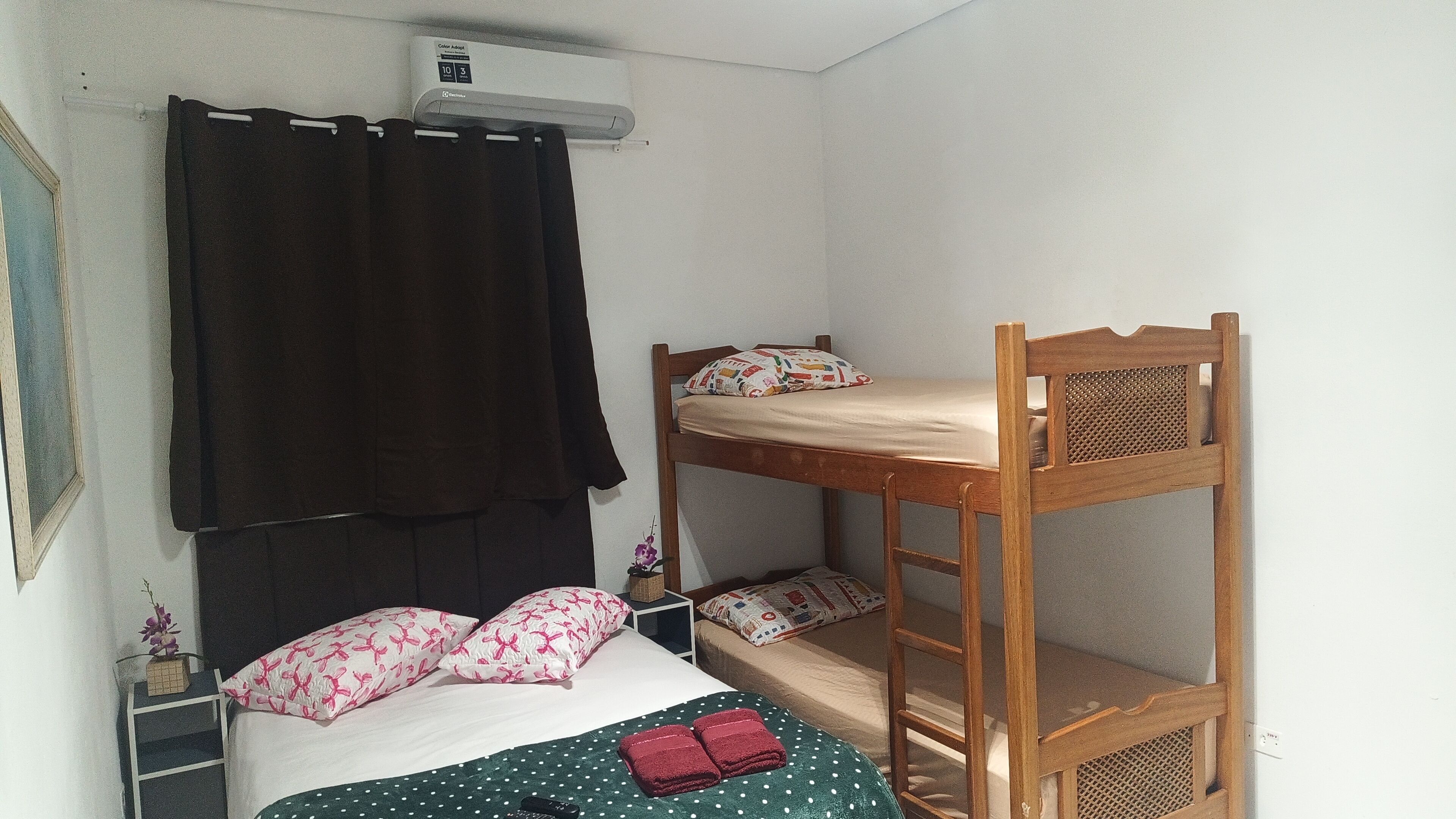 Habitación familiar | Decoración personalizada y espacio para trabajar con laptop 