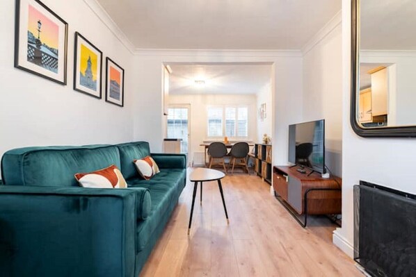 TV, fireplace