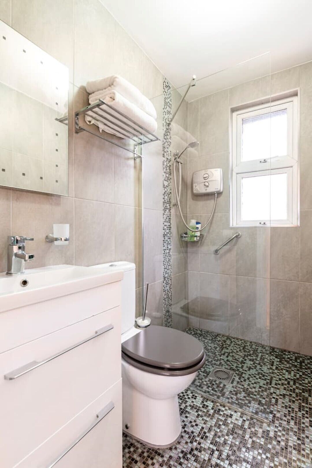 シャワー、ヘアドライヤー、タオル、石鹸