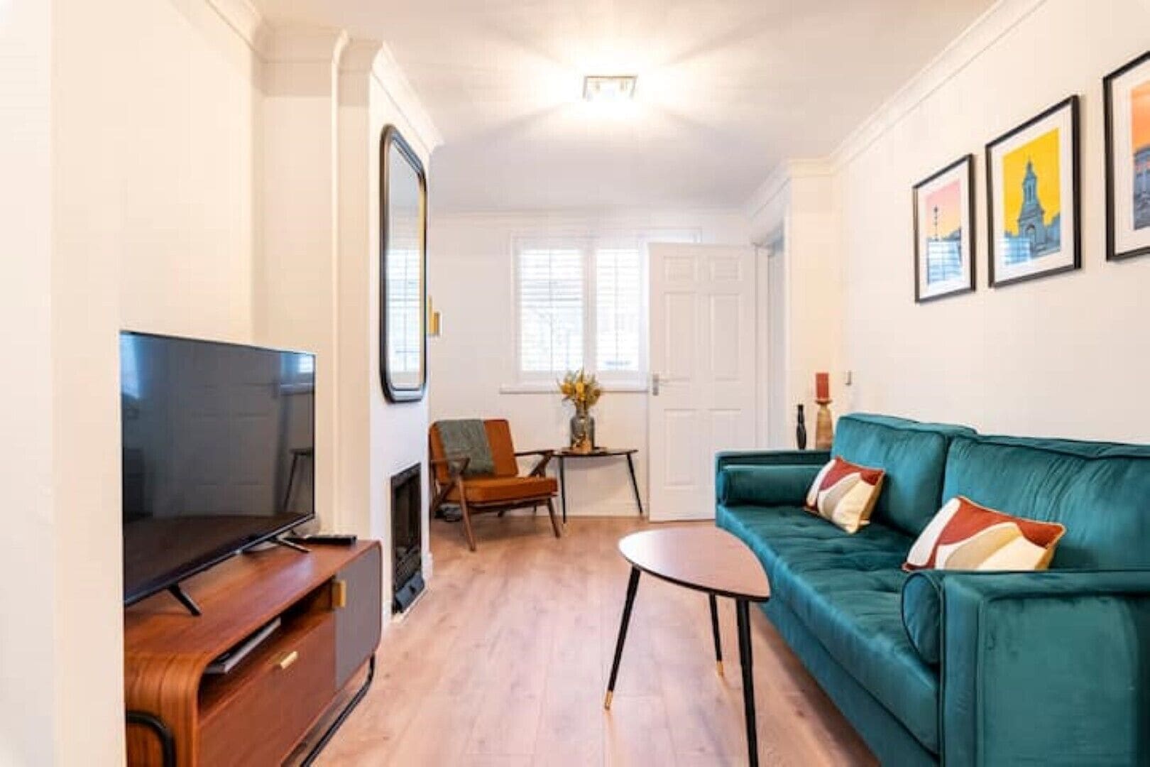 Televisión y chimenea 