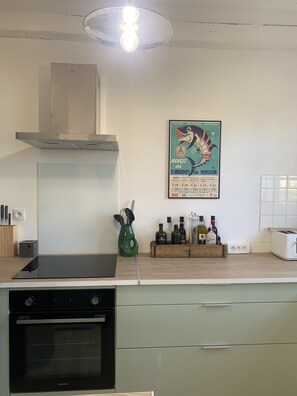 Kühlschrank, Mikrowelle, Ofen, Herdplatte