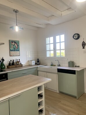 Køleskab, mikrobølgeovn, ovn, kogeplade