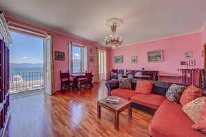 Familienapartment, Mehrere Schlafzimmer, Seeseite (Il Porticciolo Stresa Stunning Lake) | Wohnbereich | 21-Zoll-Flachbildfernseher mit Kabelempfang, Fernseher