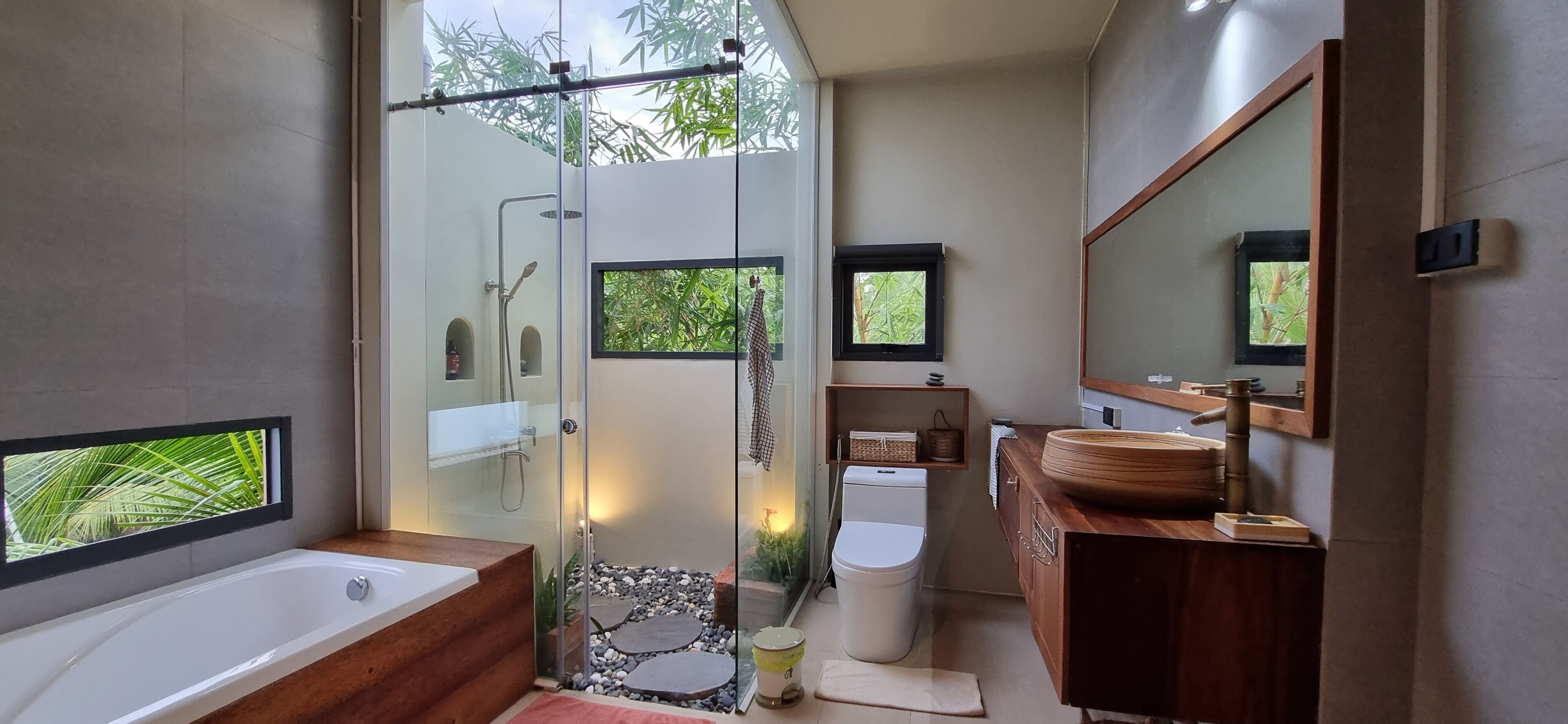 Exclusive Apartment, 1 King Bed with Sofa bed | Bathroom shower