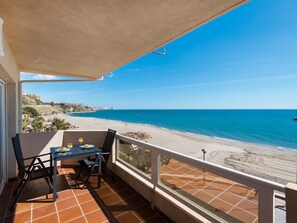 Outdoor dining - Front LINE Fuengirola Beach-Carvajal with terrace (FUENGIROLA)