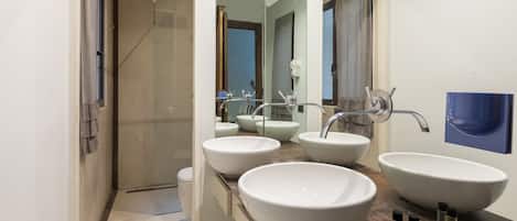 Douche, sèche-cheveux, bidet, serviettes fournies