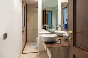 Douche, sèche-cheveux, bidet, serviettes fournies