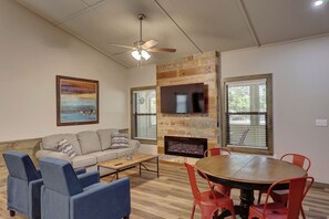 スマートテレビ、暖炉、卓球台