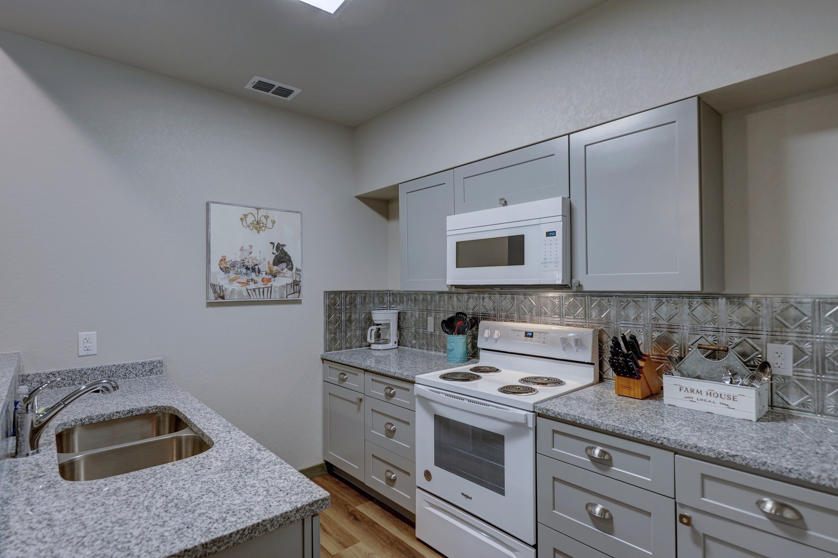 BRAND NEW CABIN - Riverfront, kayaks, large porch, sleeps 6 - Hunt, TX